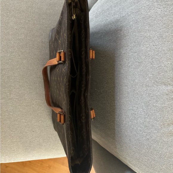 Louis Vuitton - Picture 3 of 11